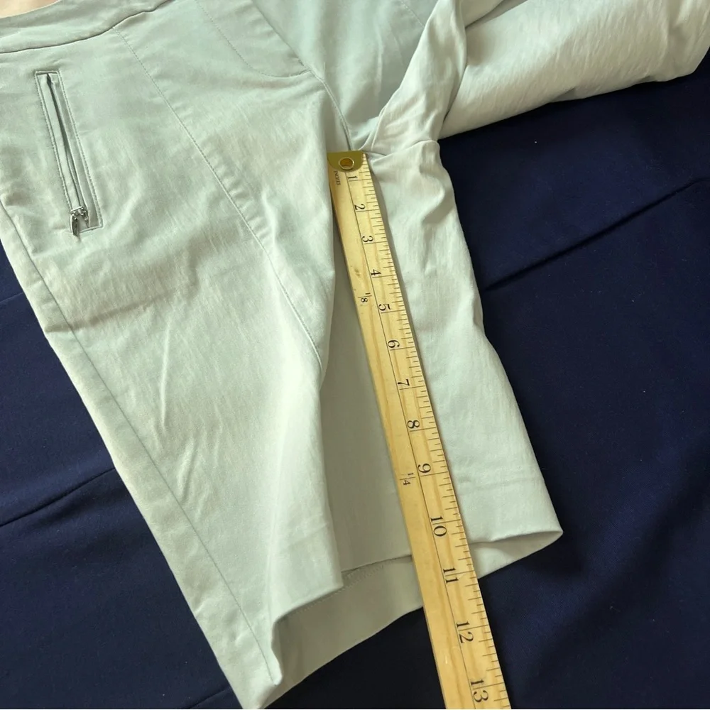 Izod Golf Women's Light‎ Gray Stretch Bermuda Shorts Zipper Pockets Size 6